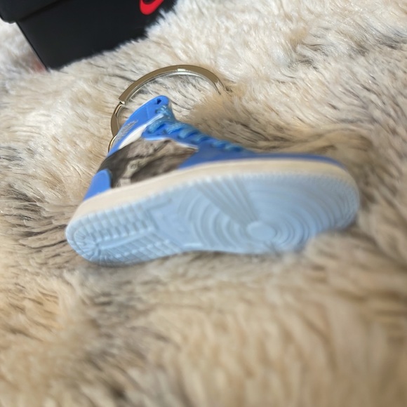 Air Jordan I Mid “Last Shot” Keychain - Picture 6 of 9